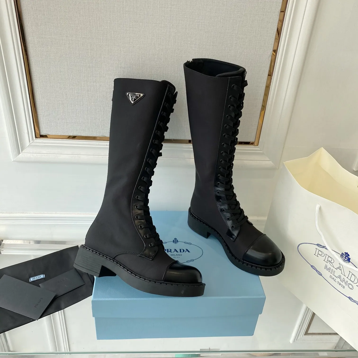 P560, the top level 🔝 2022 SSS re-recommends the new Pujia boots Pujia's early spring catwalk shows off the red models, which are the same as "Creating Dreams That Never Sleep". Prada can focus on the occasion and use them to create a fresh and new style with a touch of nobility. It feels so perfect on the feet 💃💃 Wear it with matching shoes ⁠ So elegant and generous, crystal clear, no matter the quality of the accessories, they are all the same ⁠Uniquely made to order, made from original to zero, the entire series is full of exciting and unexpected elements, different combinations The quality of the materials and the expression of the texture of the materials, with a strong artistic atmosphere, let you lead the ever-changing style of the Prada girl. 1⃣Face shoes: matte ⁠ smooth opening edge vermilion, 2⃣ lining: imported leather ⁠ sheep lining 3⃣ sole⁠ large: Italy⁠ large primary color⁠ original version 4⃣🔺 original 㸝 foot pads, digital women's 35M-40M